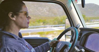 Traileras mexicanas se enfrentan a la violencia y el sexismo / Mexico’s women truckers face violence and sexism