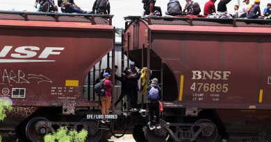 Migrantes suben de nuevo a los trenes del norte de México ante crecientes operativos